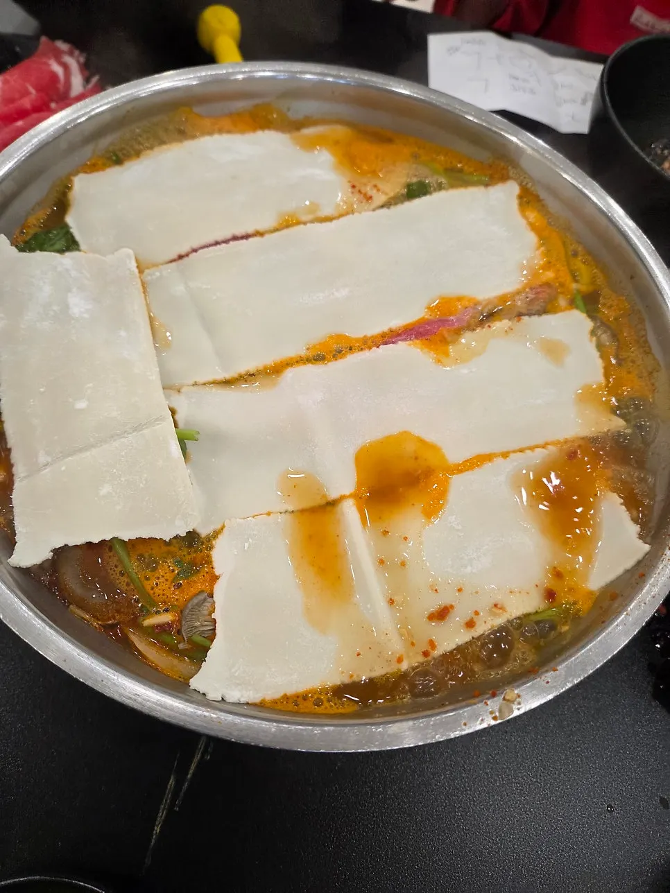 얇고 야들야들한 납짝면