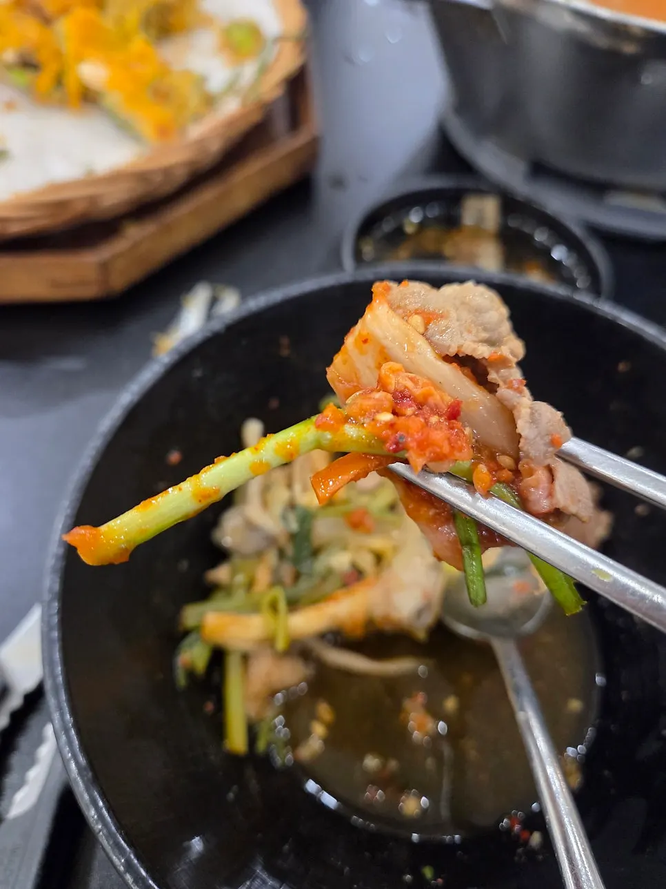 납짝칼국수를 건져 올린 모습