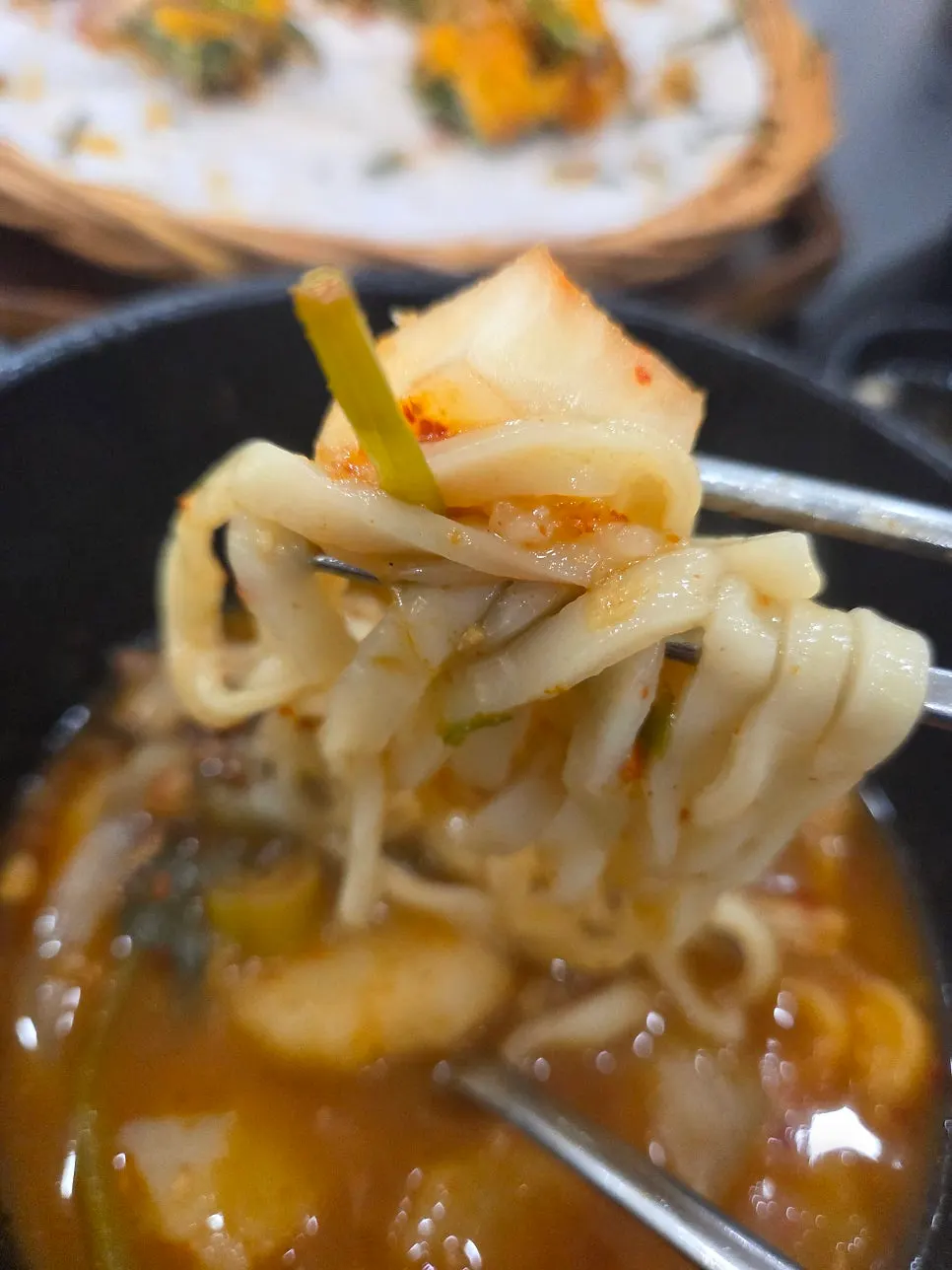 빨간 육수에 넣은 칼국수 면