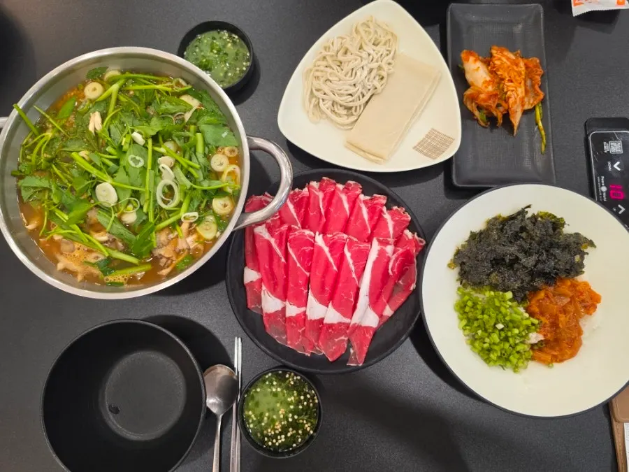 Table set with the 2-serving shabu-kalguksu spread