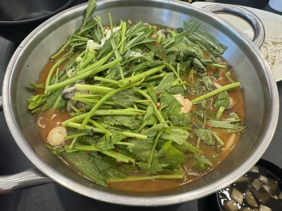 Base broth with minari and mushrooms