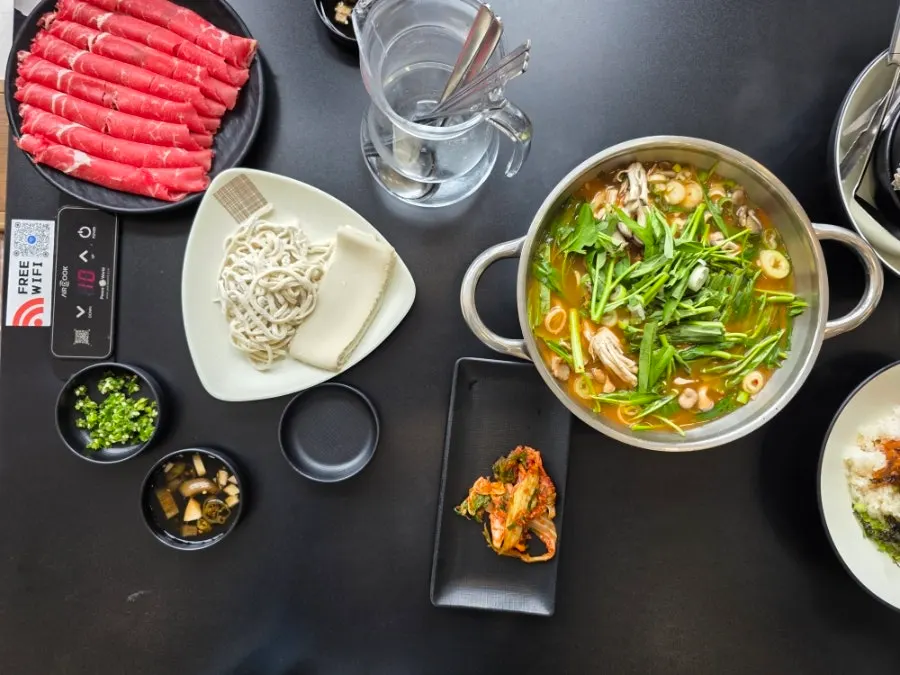 Wrapping sirloin and mushrooms in flat noodles to eat