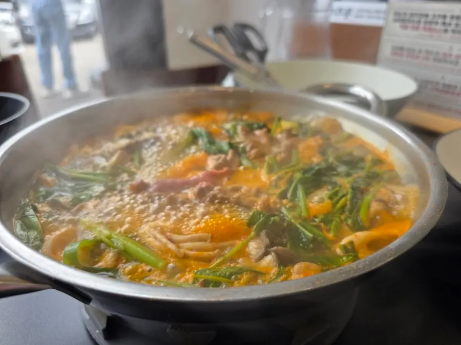 Sirloin cooking in the regular-spice broth