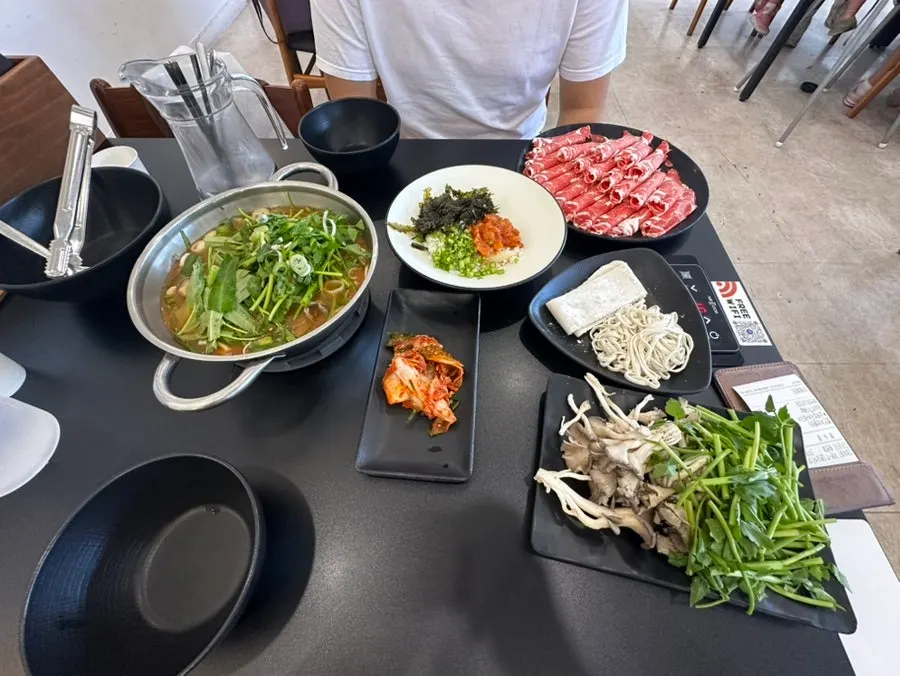 Full shabu-kalguksu course with flat noodles and kalguksu chosen