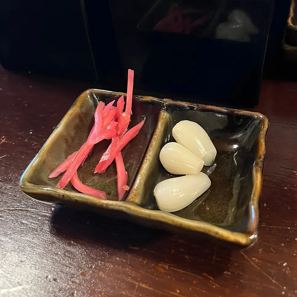 유옥 먼저 나온 밑반찬 접시