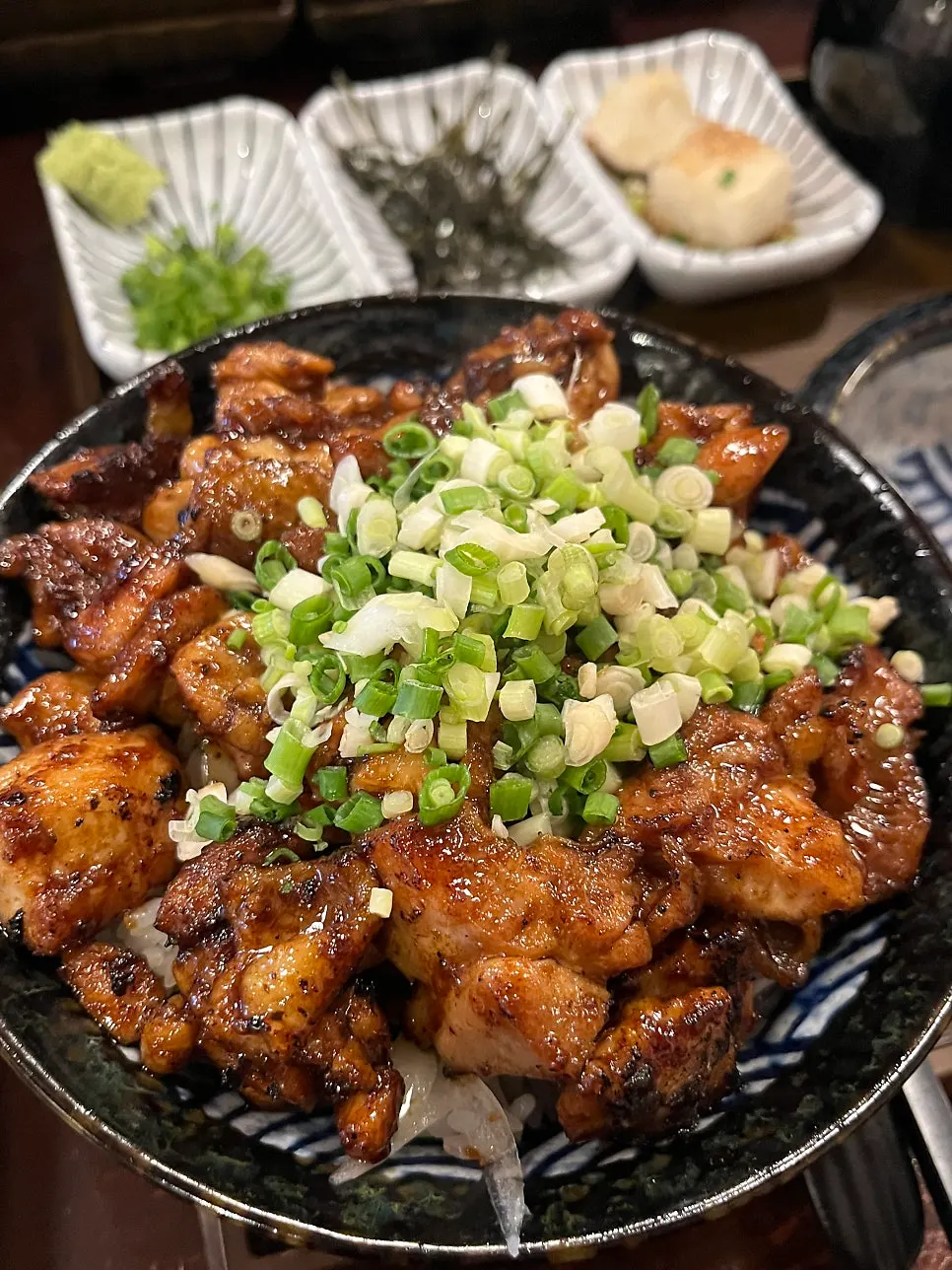 닭고기가 수북하게 올라간 유옥 토리동