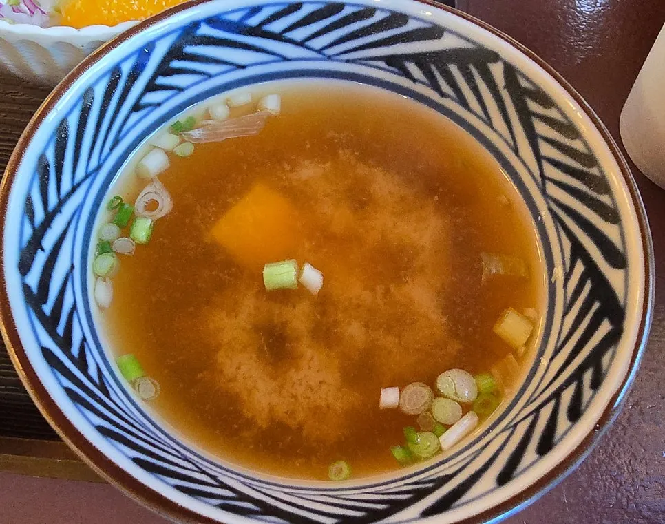 Wide shot of the eel rice bowl set