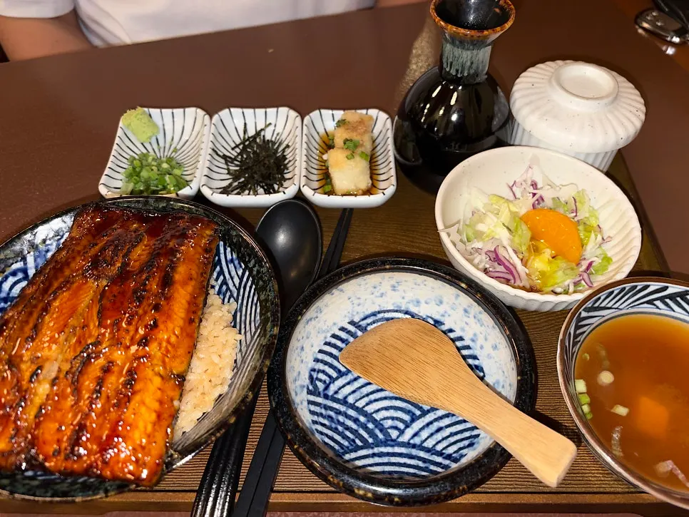 테이블에 차려진 덮밥 한상 전체
