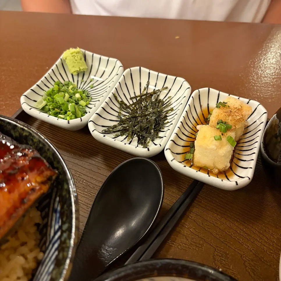 밥 위에 넉넉히 올라간 통통한 장어
