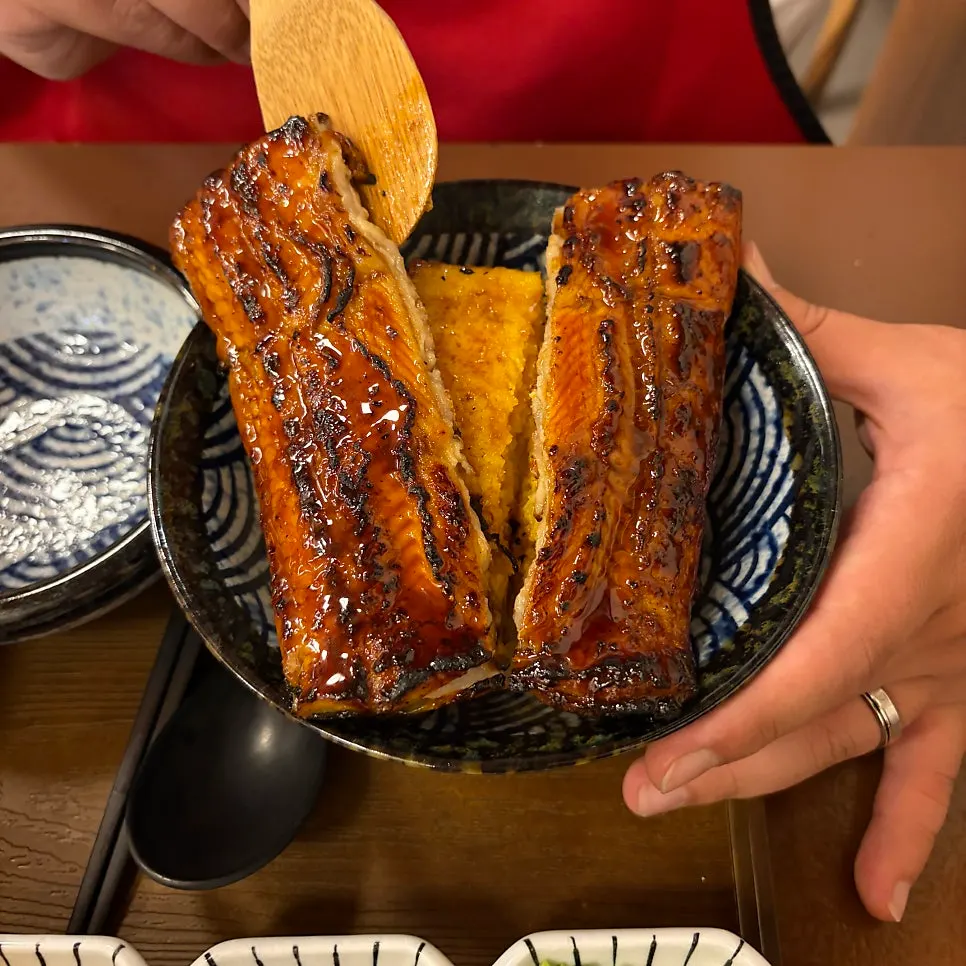 먹기 좋게 자른 장어덮밥