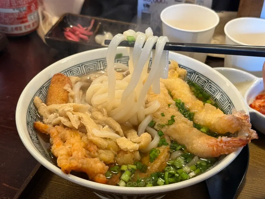 육수 머금은 통통한 우동 면