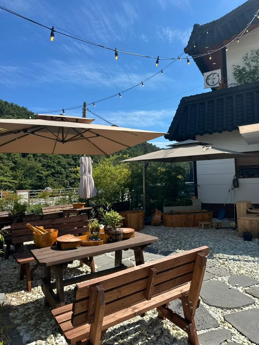 Garden-like space in front of the restaurant