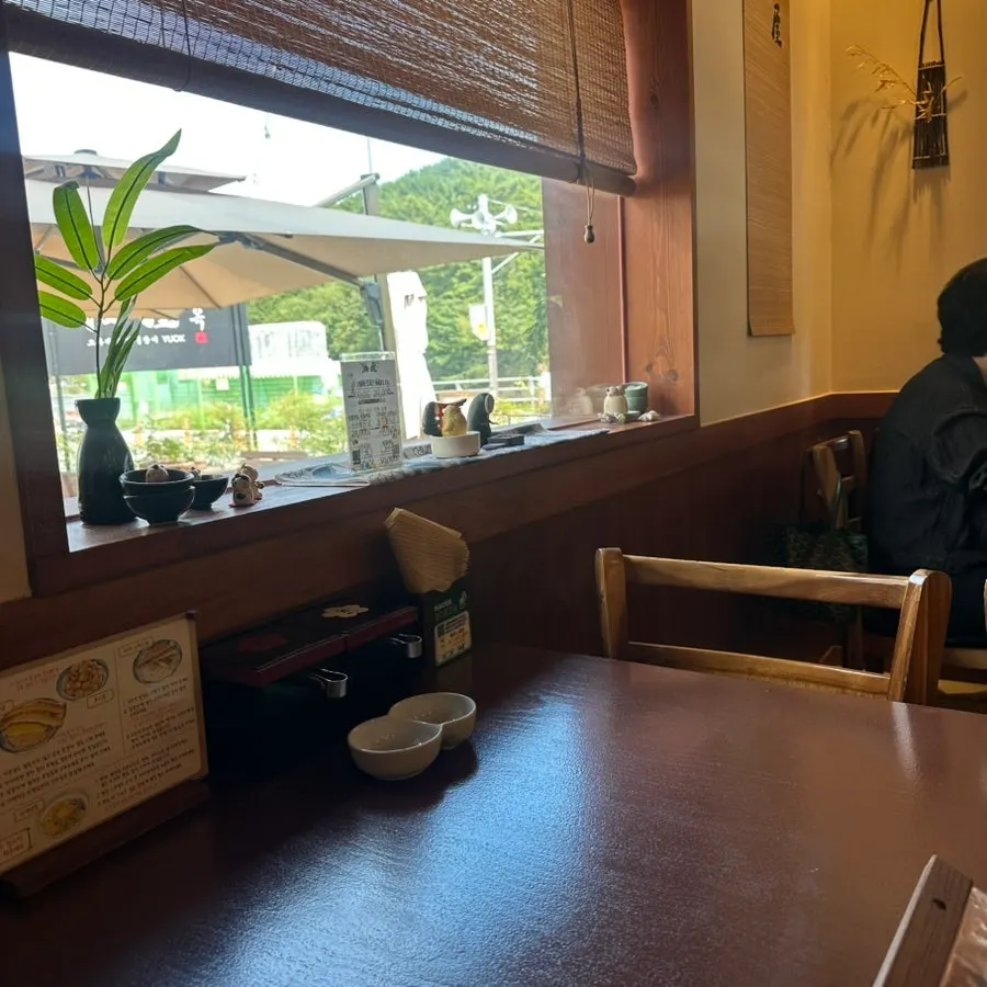 Interior with 4-person tables