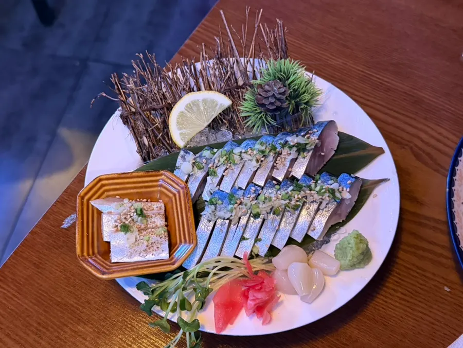 Table setting before ordering mackerel vinegar sashimi