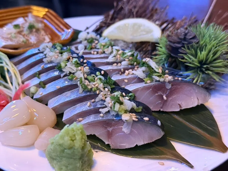 Picking up a piece of mackerel vinegar sashimi