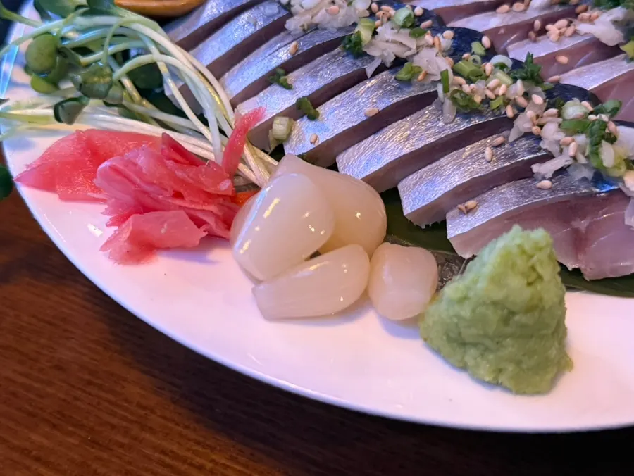 Mackerel vinegar sashimi with side vegetables
