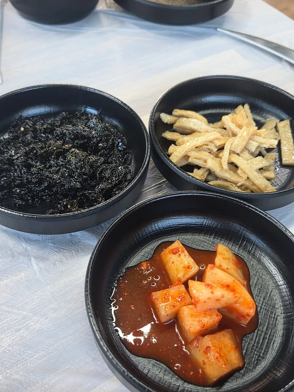 샐러드와 반찬으로 차린 기본찬