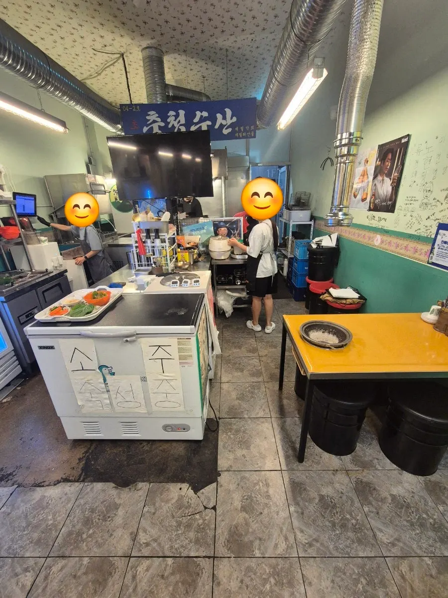 포차 분위기의 진빼이 내부 테이블