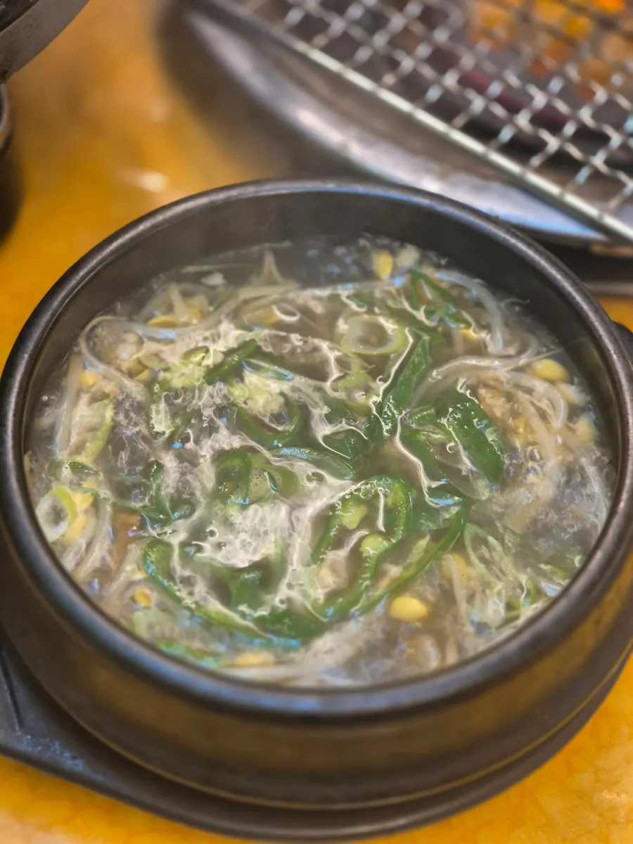 북어국과 다양한 기본 반찬