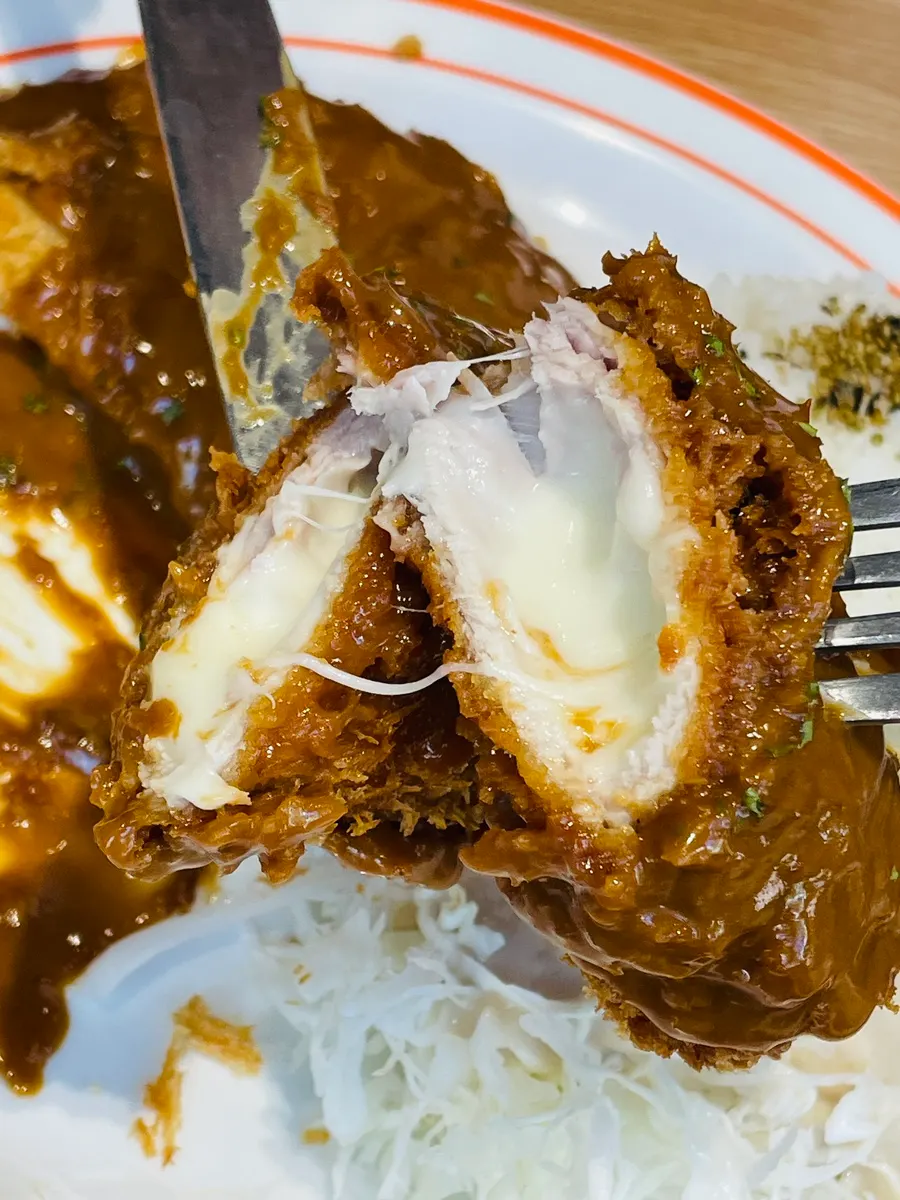 치즈가 든 반반 돈가스