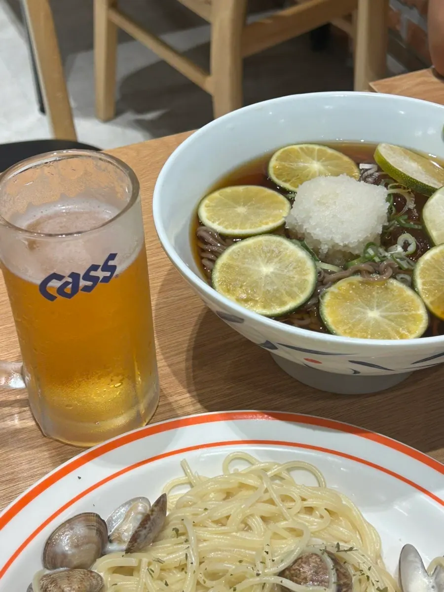 무료 셀프 서비스로 이용하는 스프와 장국, 밥