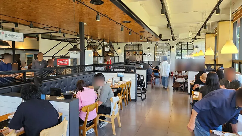 Spacious interior of Boksakkot Pineun Jip Daejeon Branch