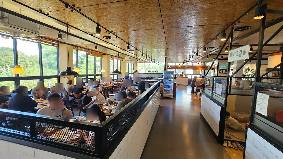 Inside Boksakkot Pineun Jip Daejeon Branch