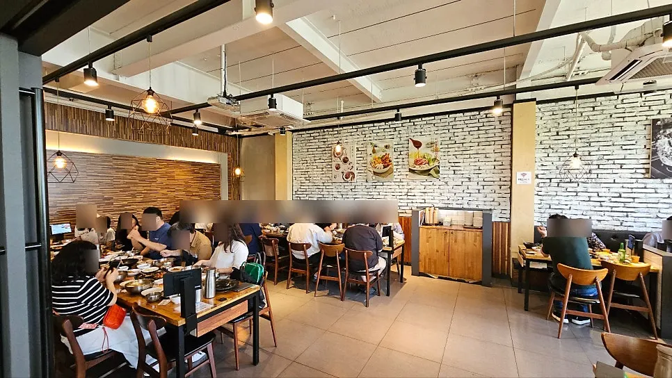 Dining table at Boksakkot Pineun Jip Daejeon Branch