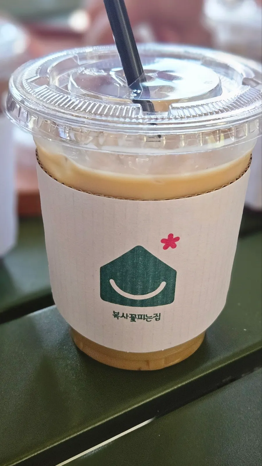 Separate café space at Boksakkot Pineun Jip Daejeon Branch