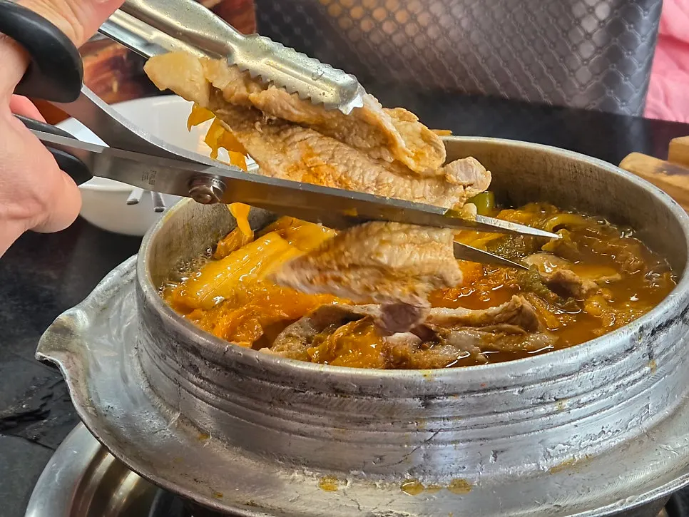 Whole-head kimchi in cauldron galbi kimchi stew