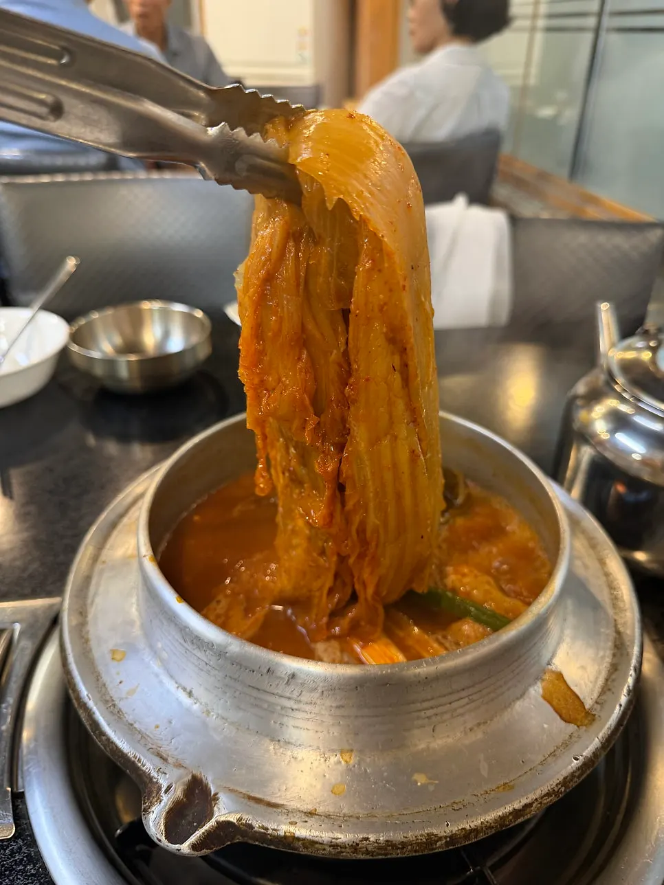 Galbi kimchi jjigae con mukeunji y arroz en olla con nurungji