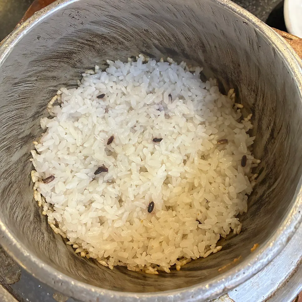 Preparación de sungnyung con arroz en olla de piedra