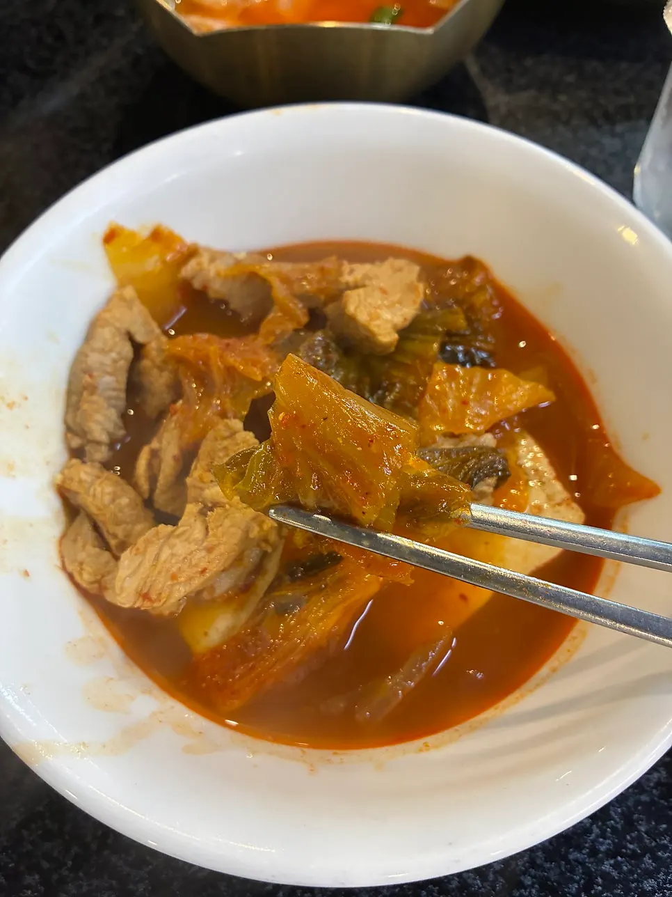 Galbi kimchi jjigae bien cocido
