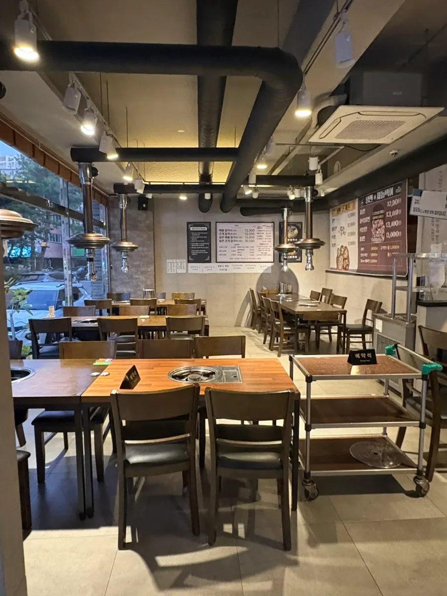 매장 내부 테이블 전경