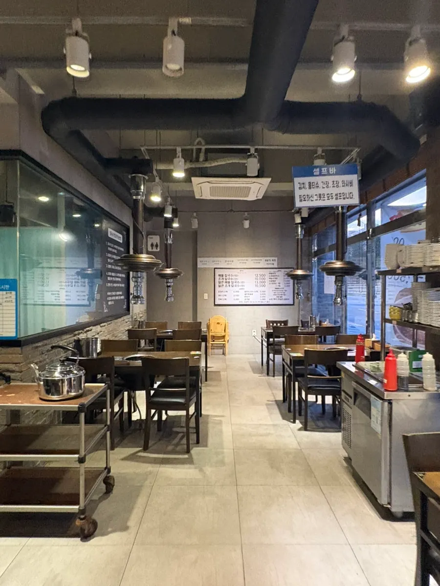여유로운 좌석 배치의 홀 내부