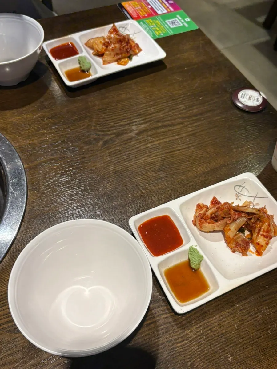 개인 접시에 담긴 초고추장과 간장, 김치
