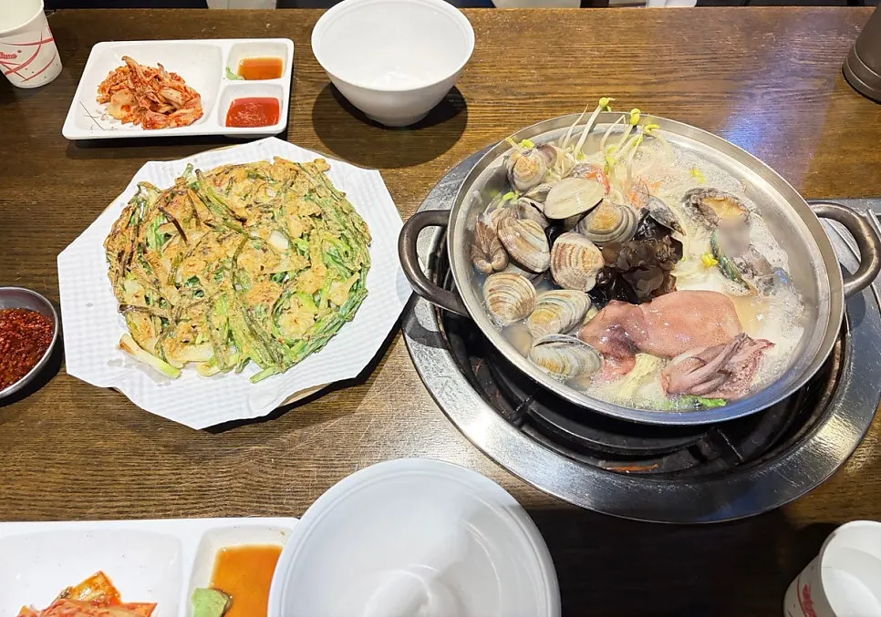 바삭하게 구워진 맛보기 사이즈 해물파전