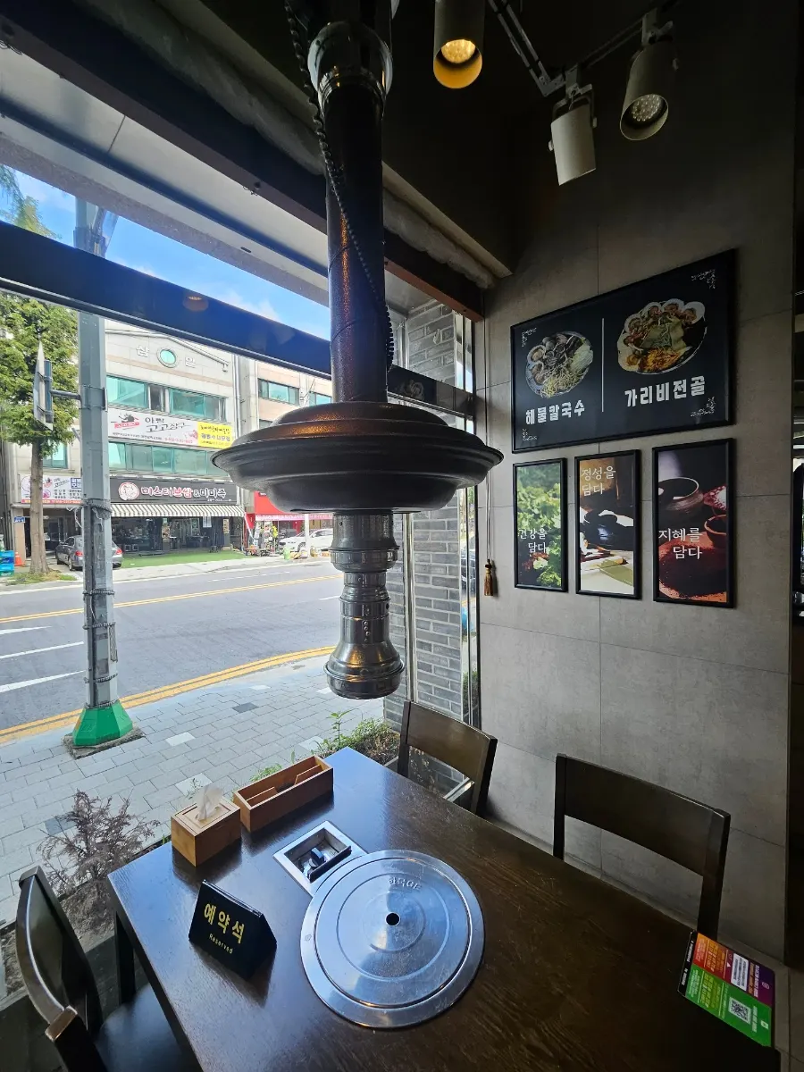 Interior atmosphere at Choi Jiseong's Seafood Kalguksu