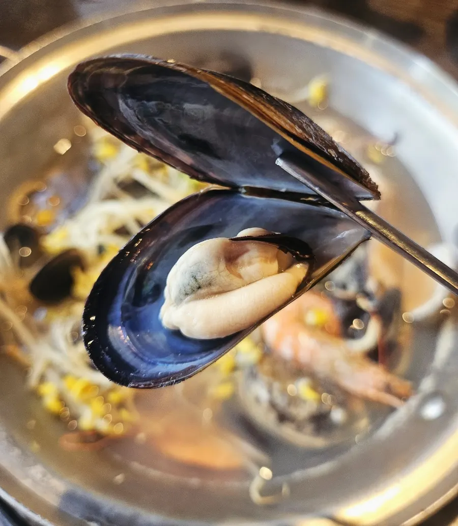 Seafood kalguksu and tasting-size seafood pajeon at Choi Jiseong's Seafood Kalguksu in Yuseong-gu, Daejeon