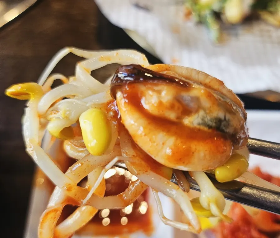 Seafood kalguksu and tasting-size seafood pajeon at Choi Jiseong's Seafood Kalguksu in Yuseong-gu, Daejeon