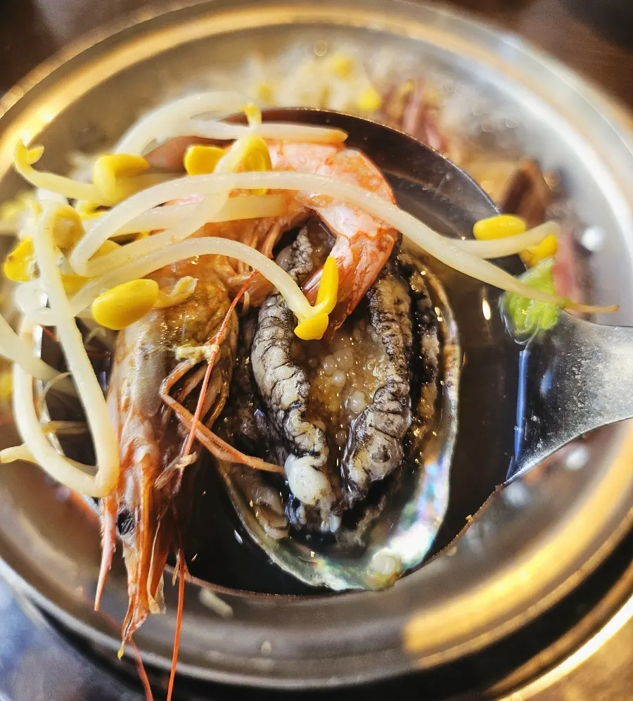 Seafood kalguksu and tasting-size seafood pajeon at Choi Jiseong's Seafood Kalguksu in Yuseong-gu, Daejeon