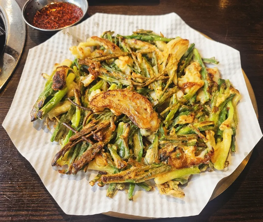 Seafood kalguksu and tasting-size seafood pajeon at Choi Jiseong's Seafood Kalguksu in Yuseong-gu, Daejeon