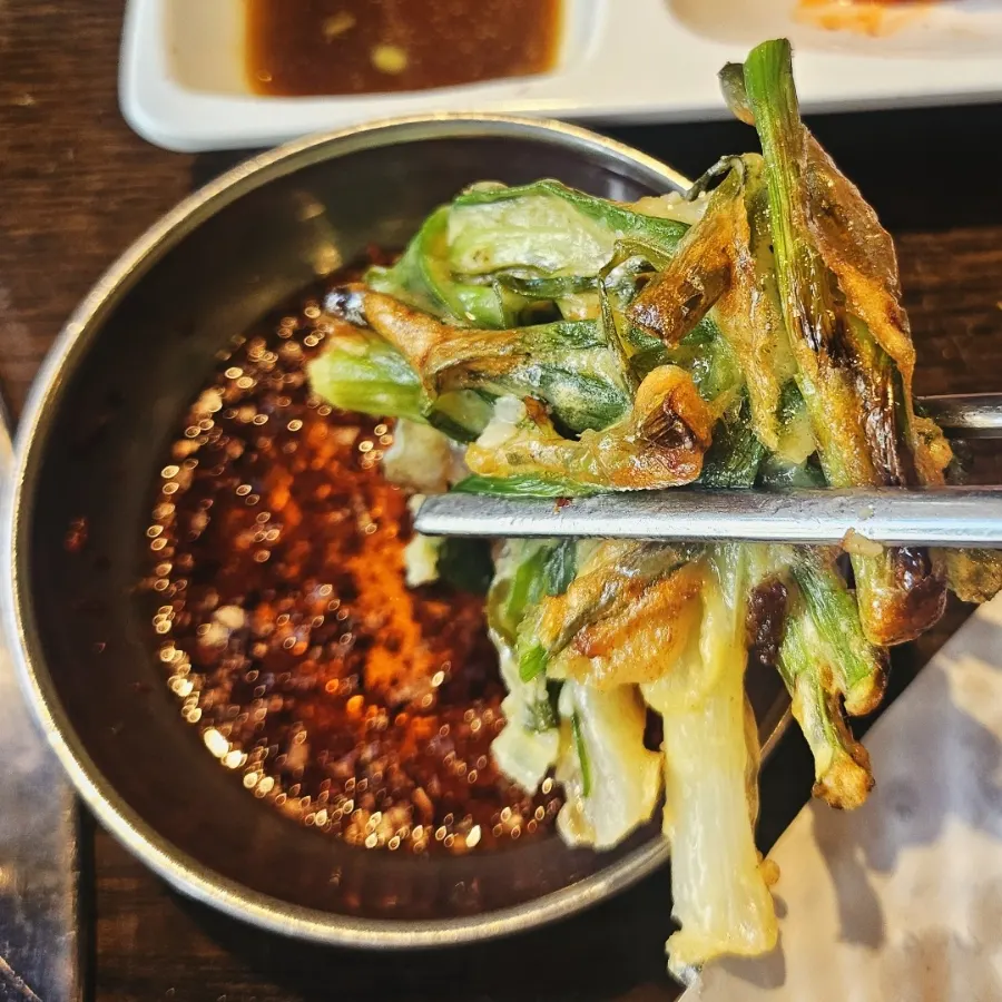 Seafood kalguksu and tasting-size seafood pajeon at Choi Jiseong's Seafood Kalguksu in Yuseong-gu, Daejeon