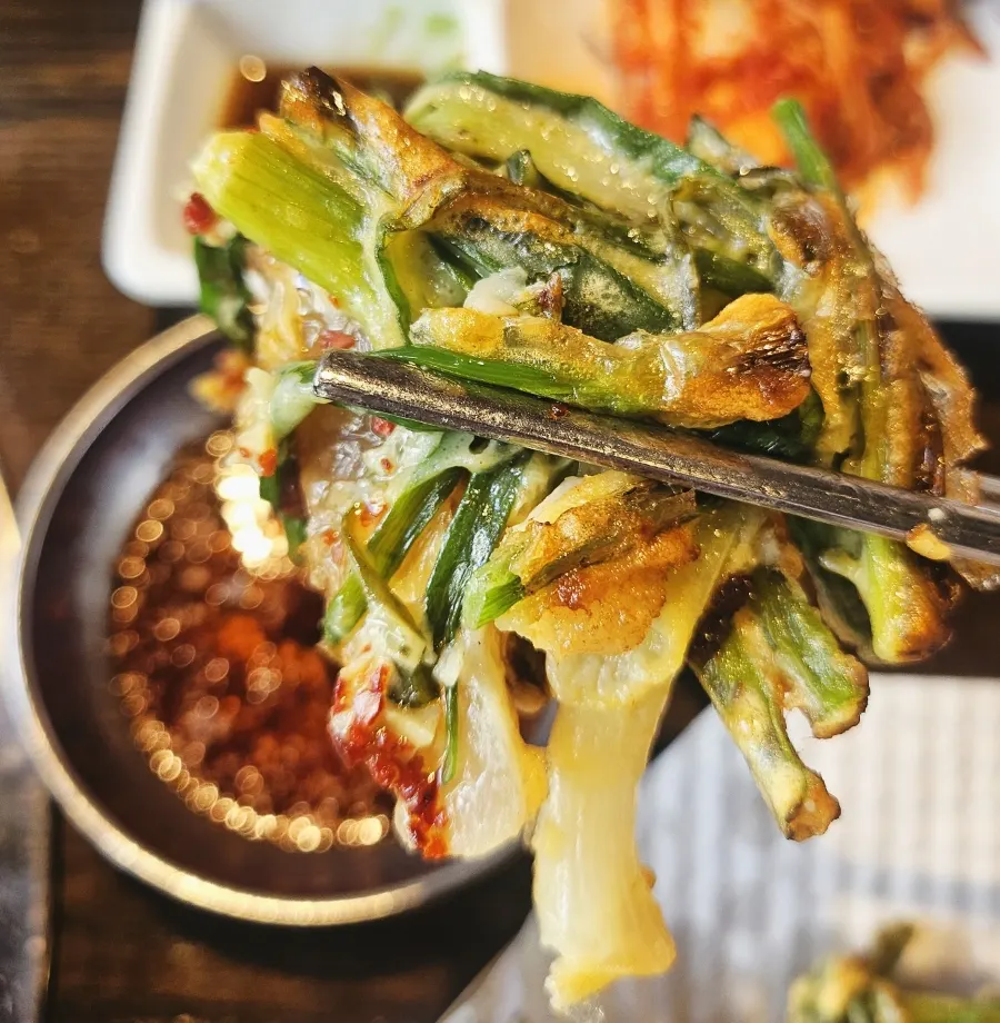 Seafood kalguksu and tasting-size seafood pajeon at Choi Jiseong's Seafood Kalguksu in Yuseong-gu, Daejeon