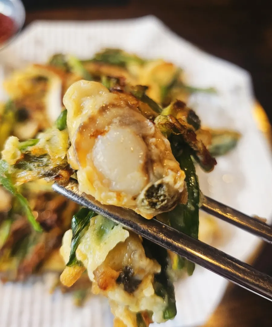 Seafood kalguksu and tasting-size seafood pajeon at Choi Jiseong's Seafood Kalguksu in Yuseong-gu, Daejeon