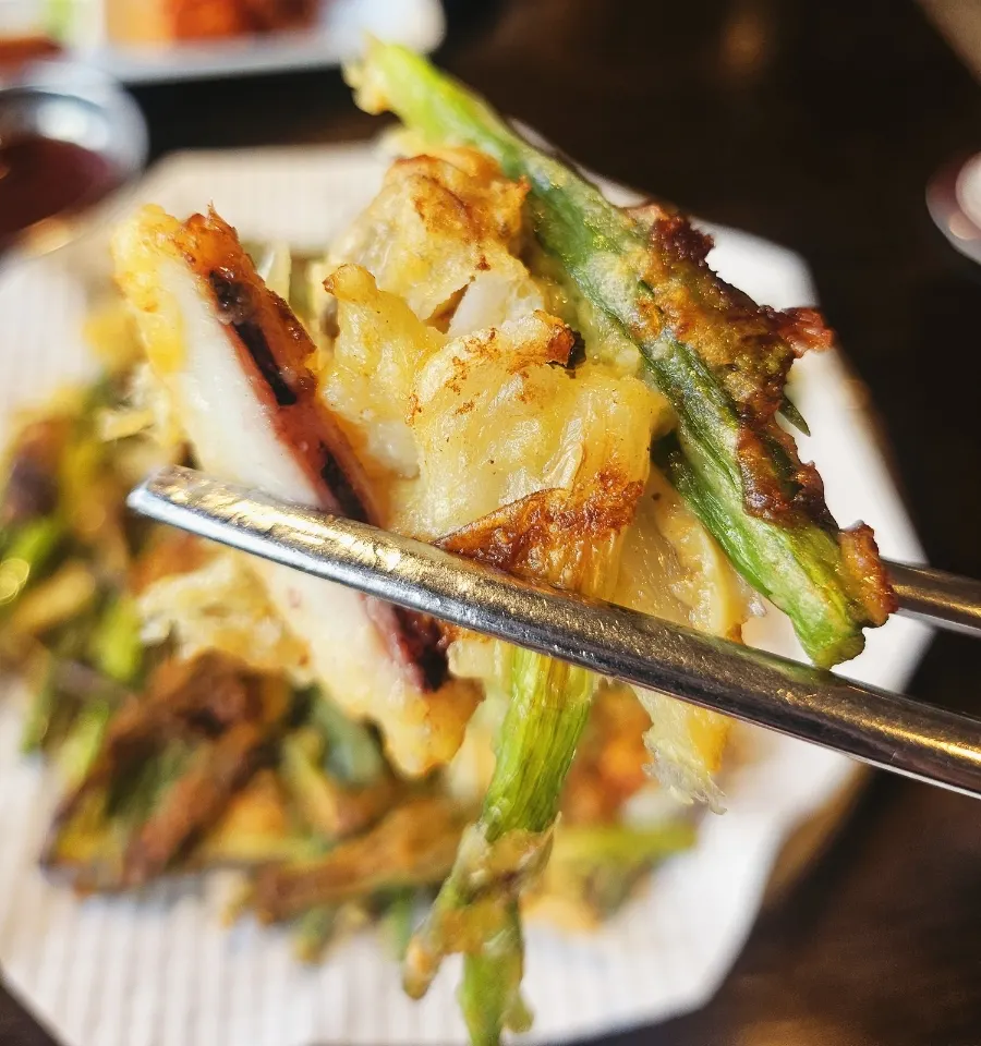 Seafood kalguksu and tasting-size seafood pajeon at Choi Jiseong's Seafood Kalguksu in Yuseong-gu, Daejeon