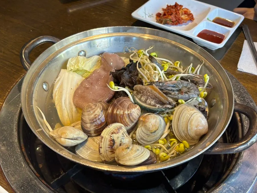 냄비에 담긴 해물칼국수 사진