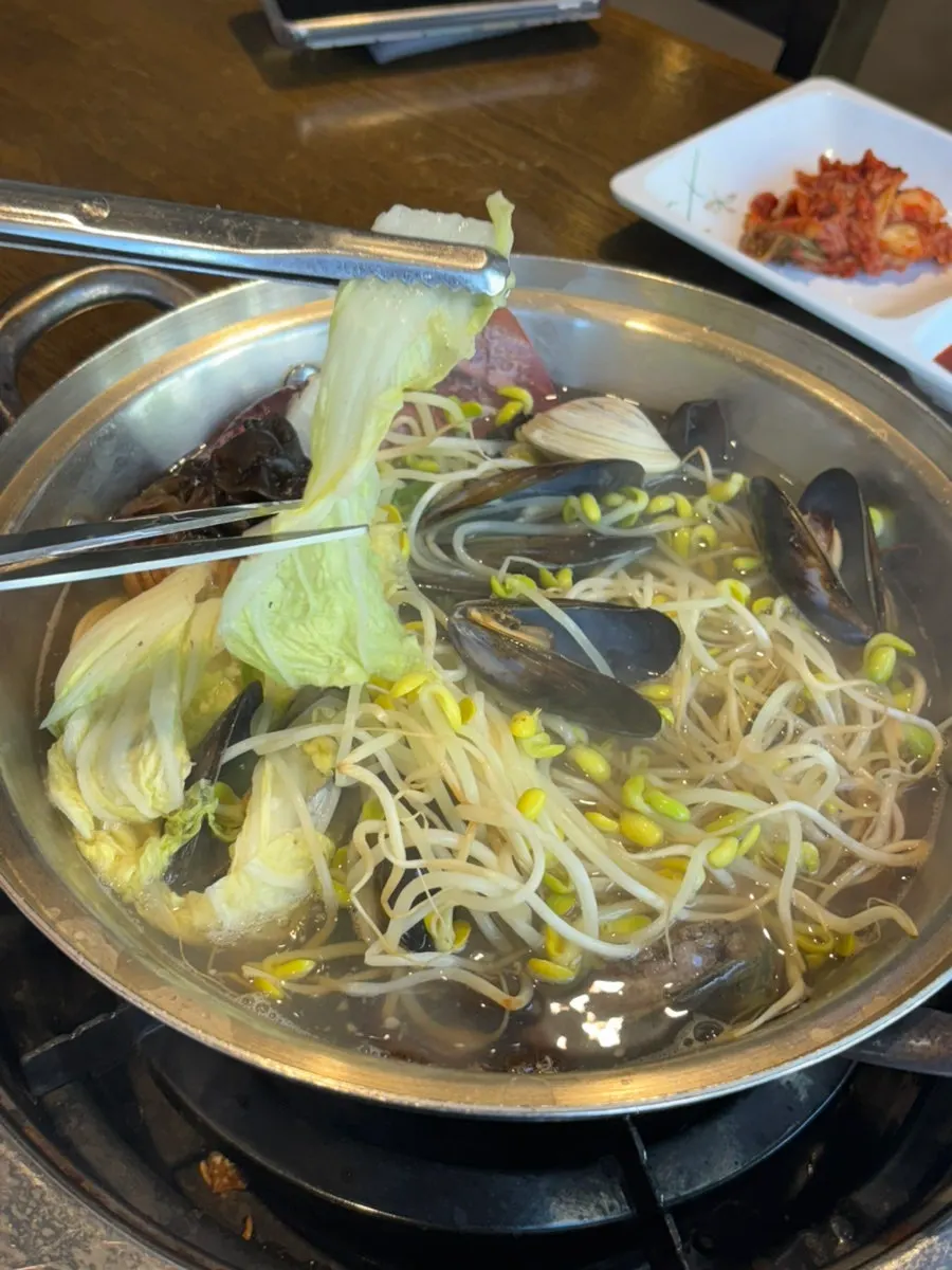 익힌 조개와 해산물 사진