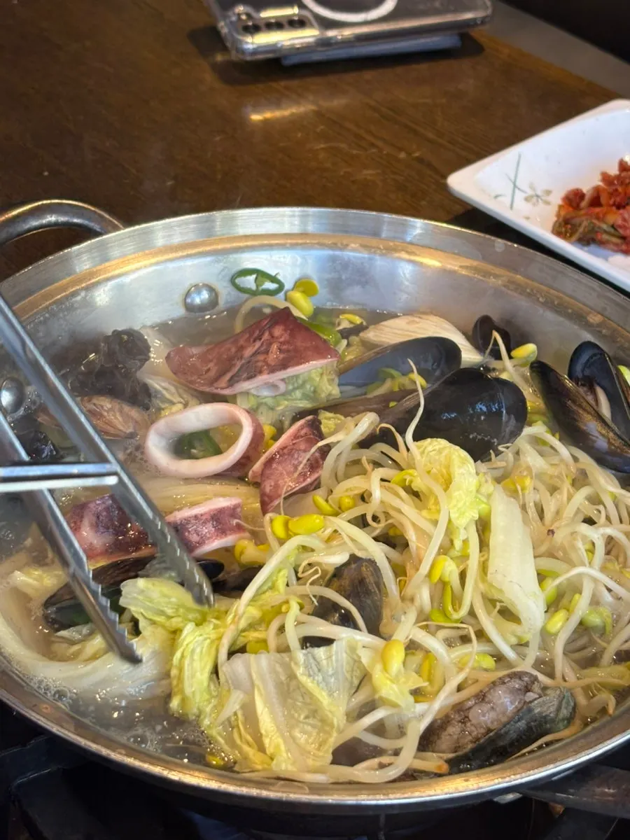해물칼국수 해산물 손질 사진
