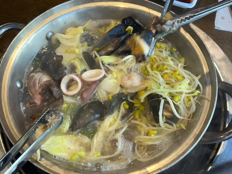 조개껍질을 발라 먹는 해물칼국수